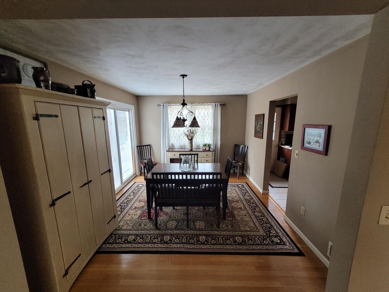 Freshly painted dining room walls, trim and ceiling